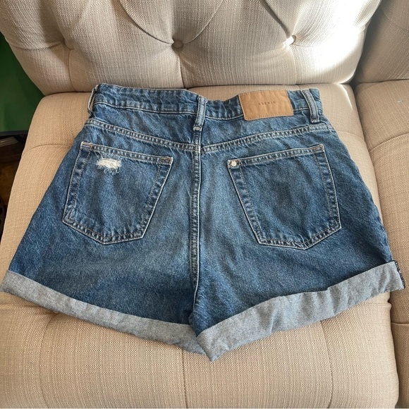 Be:  H&M & Denim Mom Shorts Women 6 High Waisted Mom Short Distressed Folded hem - Picture 3 of 10